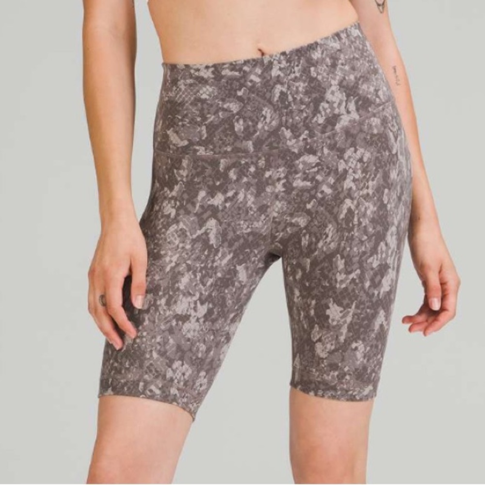 Lululemon Wunder Train High-Rise Short 8" Size 4